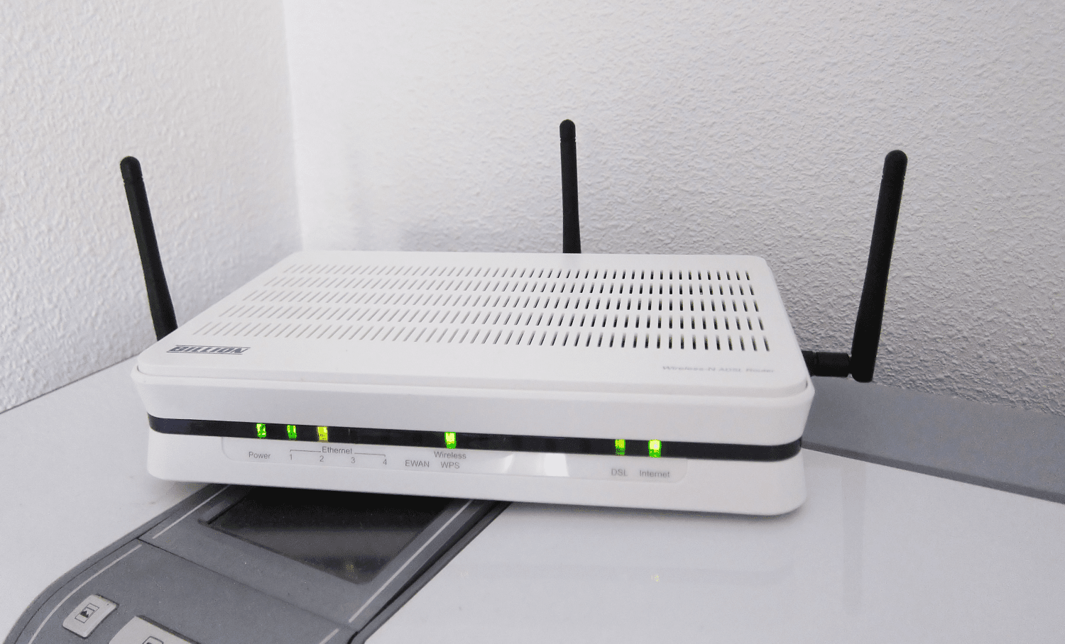 what s the difference between a wi fi repeater vs extender 4586744 1 5c5b983cc9e77c00015665bb